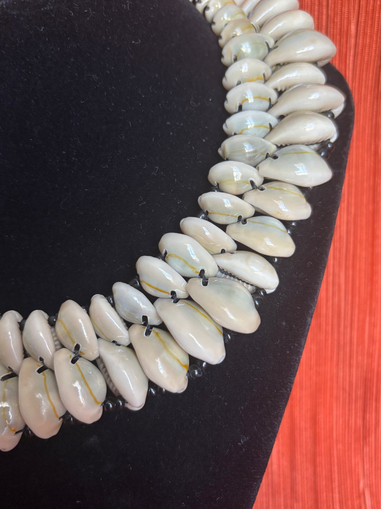 Bahari Beauty Chocker