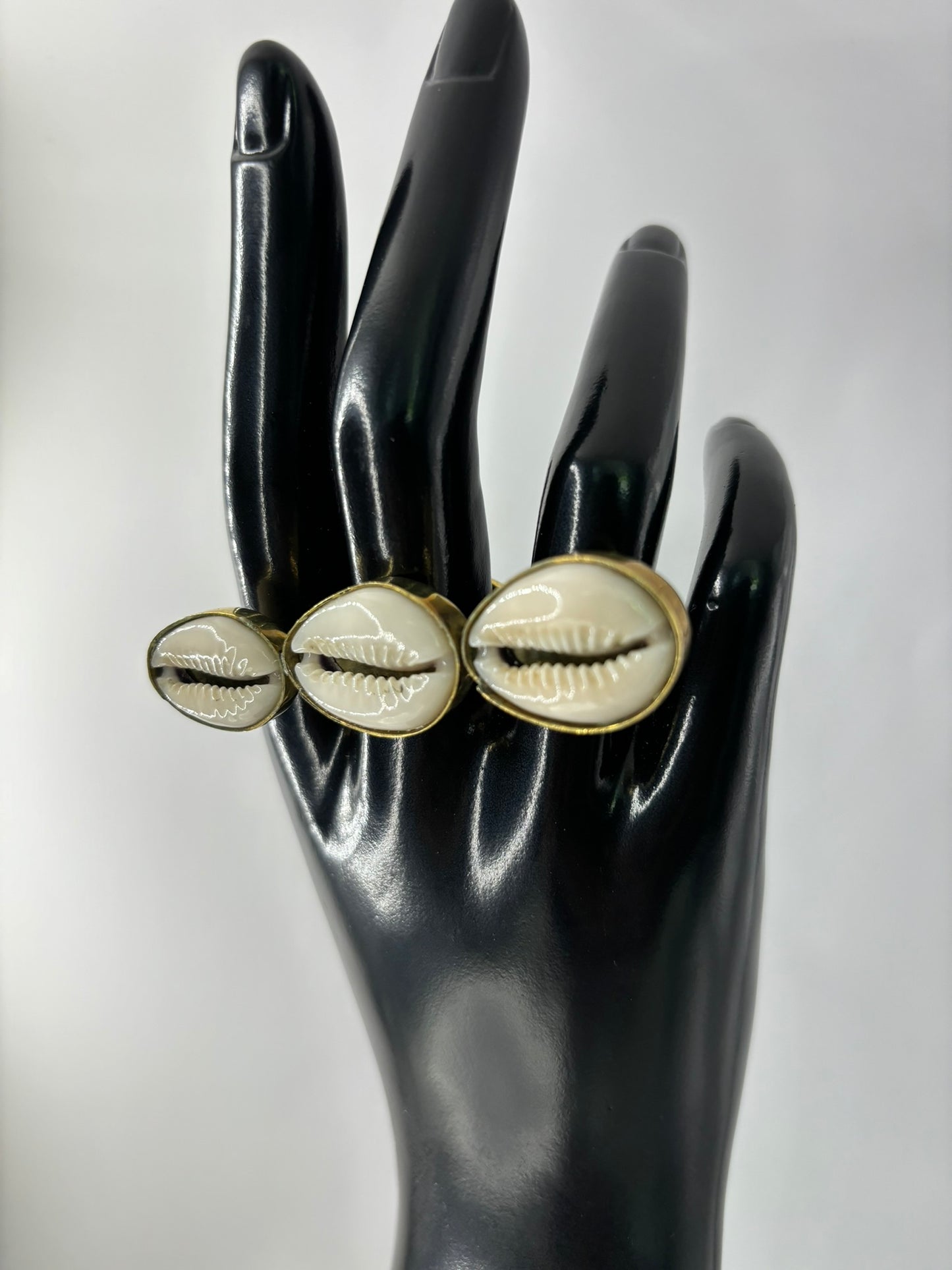 Shell Kiss Ring- Horizontal