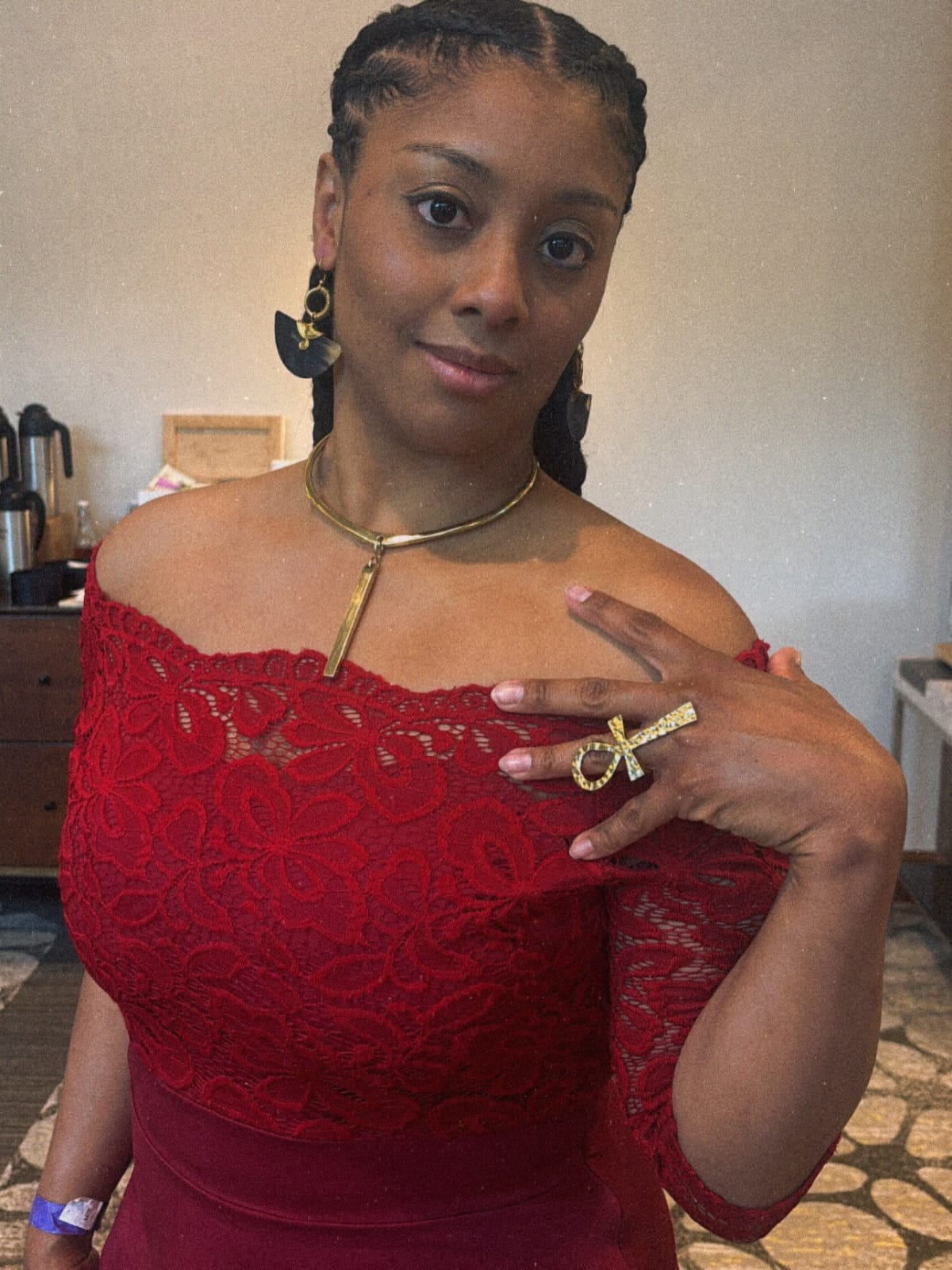 Smooth Unisex Gold Choker with Drop Pendant