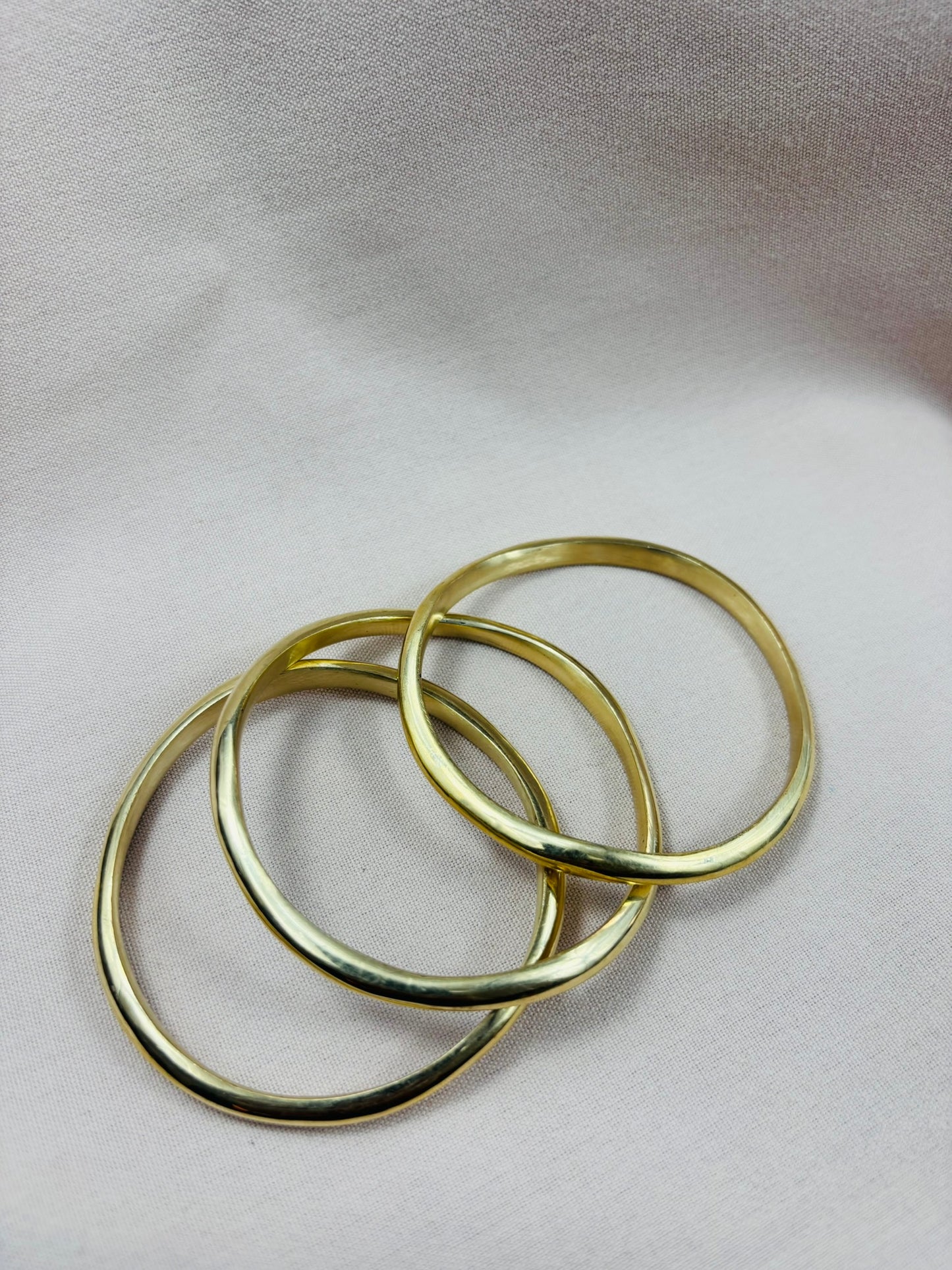 Smooth Wavy Round Brass Bracelet
