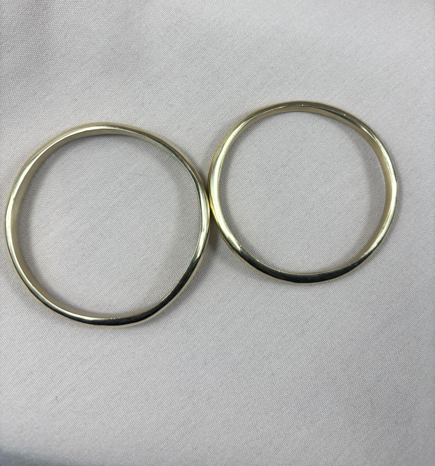 Smooth Wavy Round Brass Bracelet