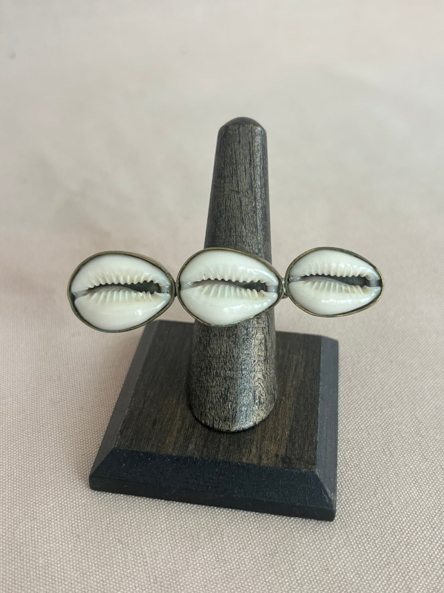 Shell Kiss Ring- Horizontal