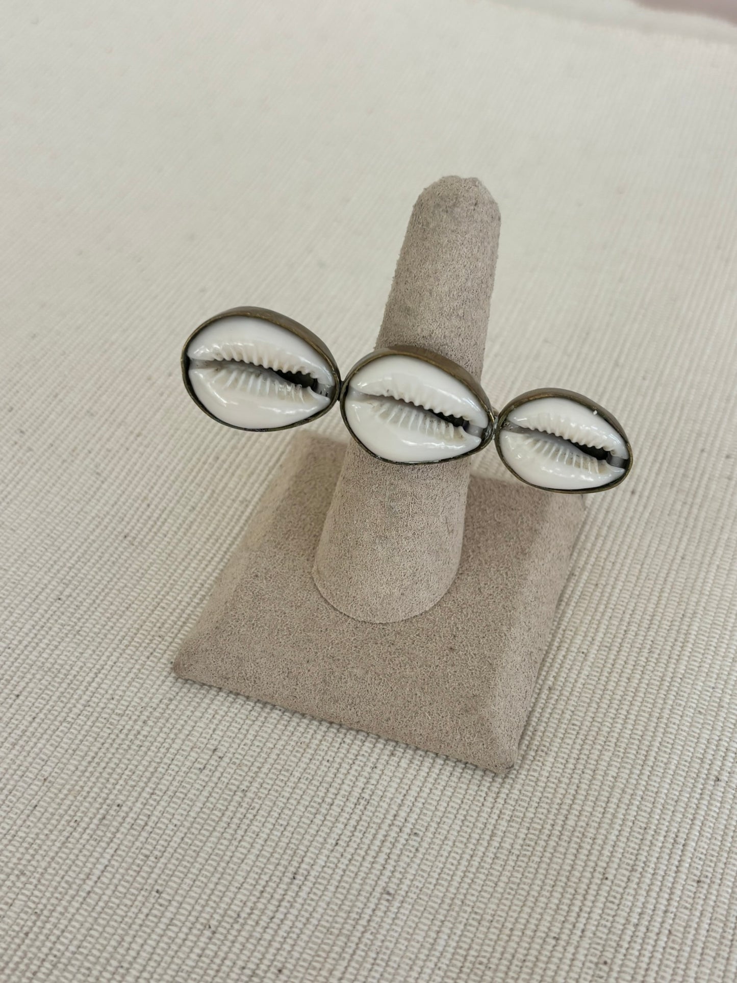 Shell Kiss Ring- Horizontal