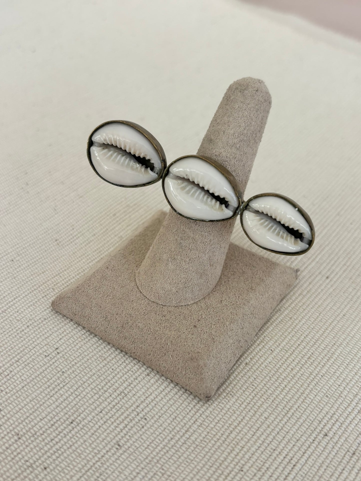 Shell Kiss Ring- Horizontal