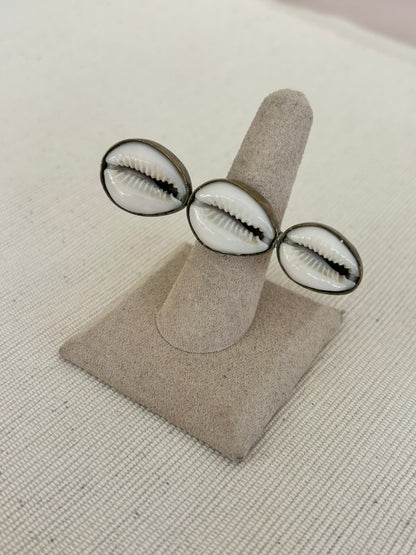 Shell Kiss Ring- Horizontal