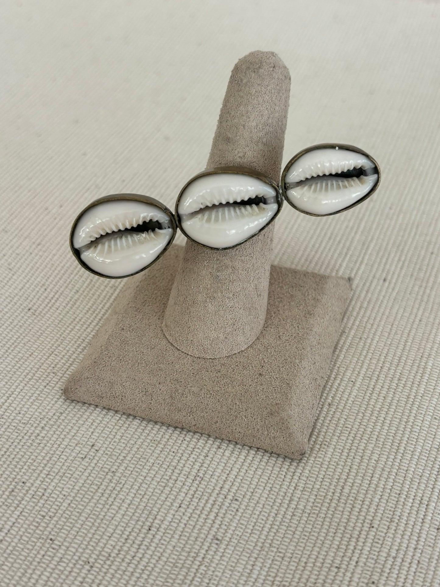Shell Kiss Ring- Horizontal