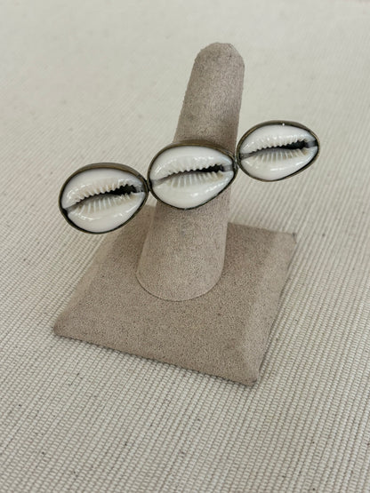 Shell Kiss Ring- Horizontal