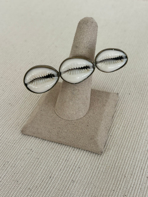 Shell Kiss Ring- Horizontal
