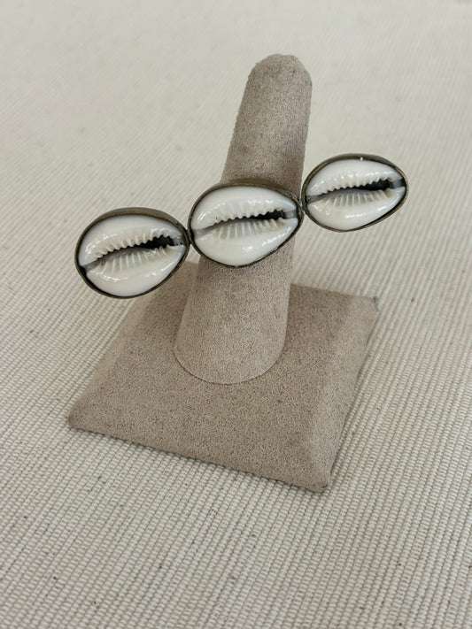 Shell Kiss Ring- Horizontal