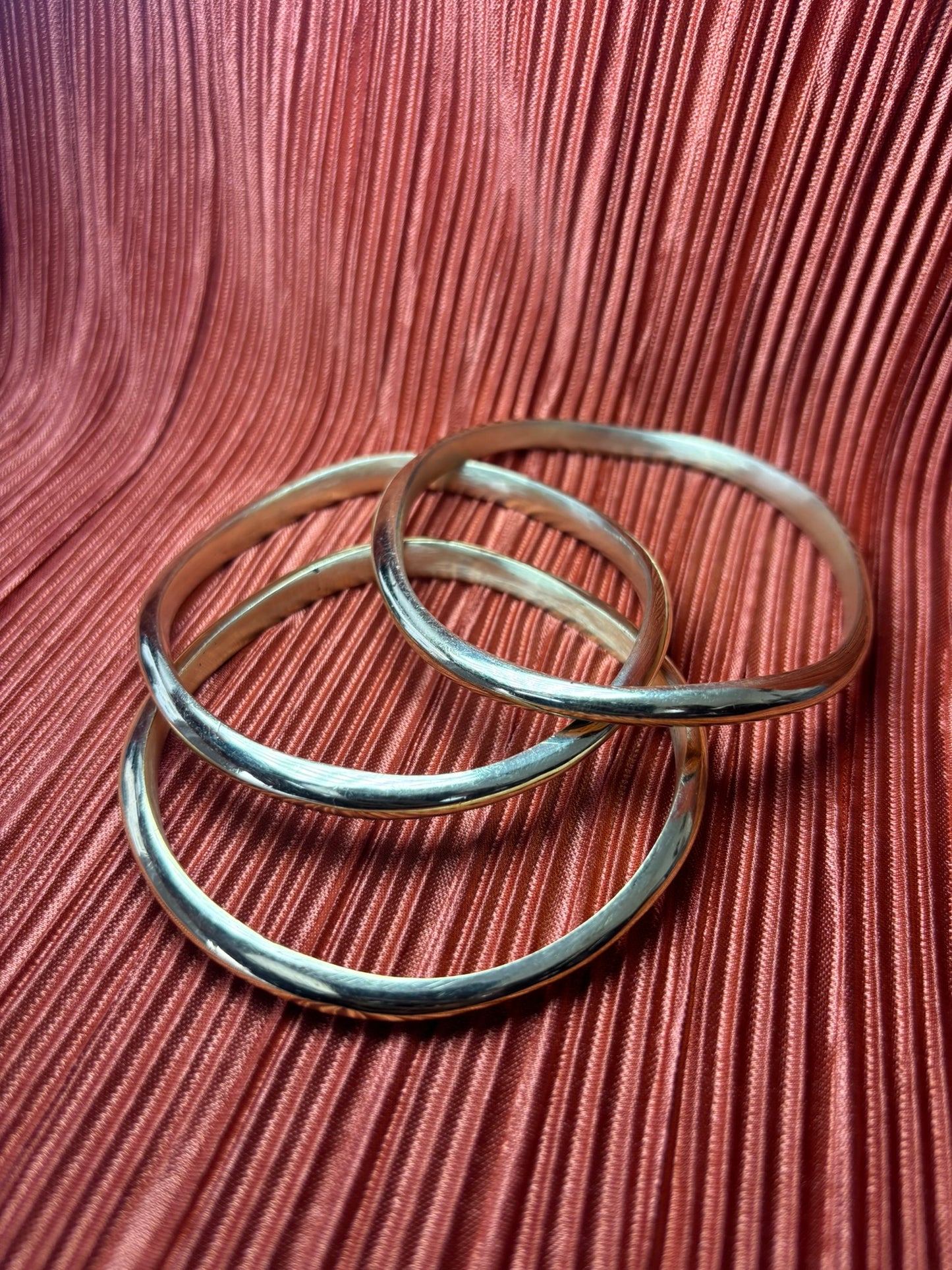 Smooth Wavy Round Brass Bracelet