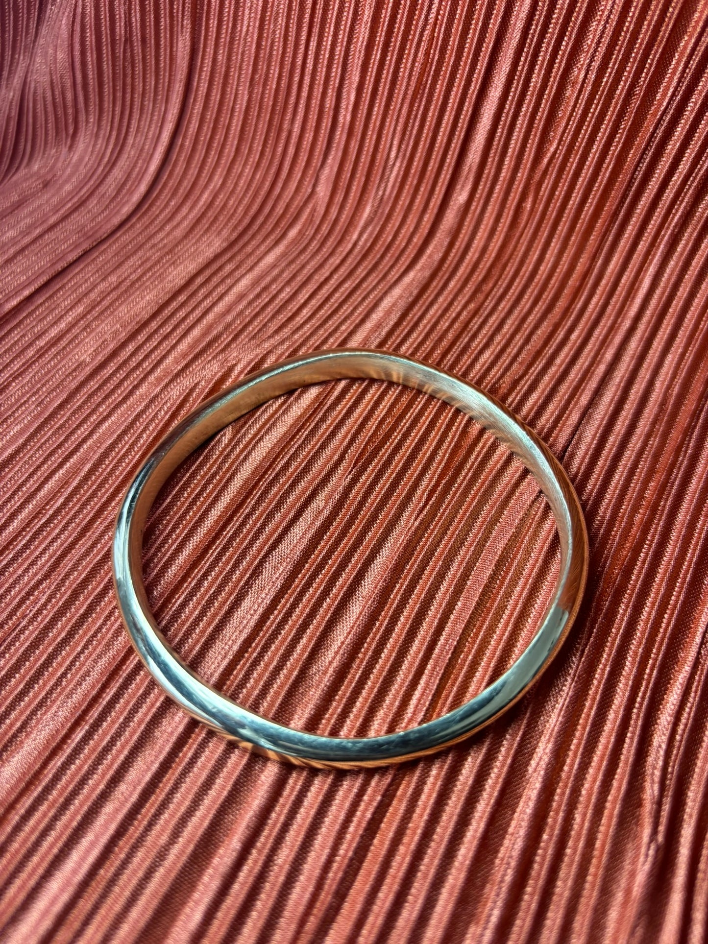 Smooth Wavy Round Brass Bracelet