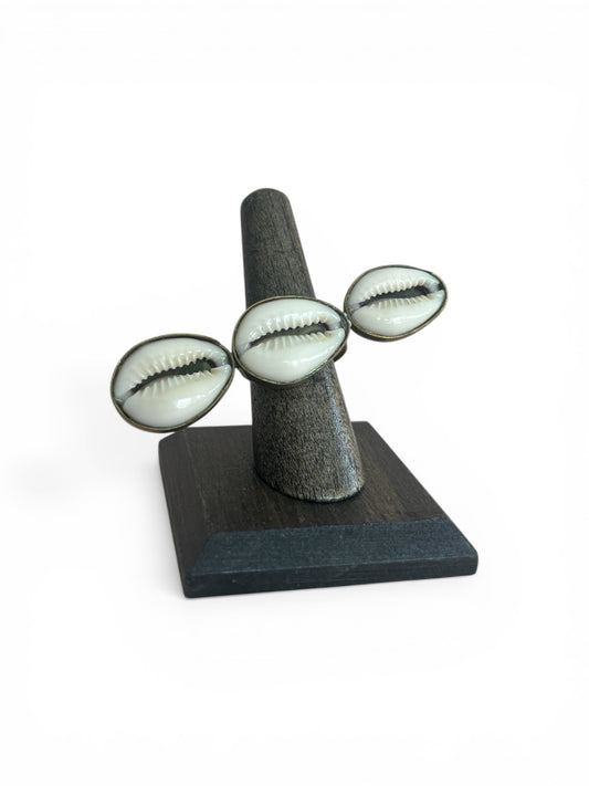 Shell Kiss Ring- Horizontal