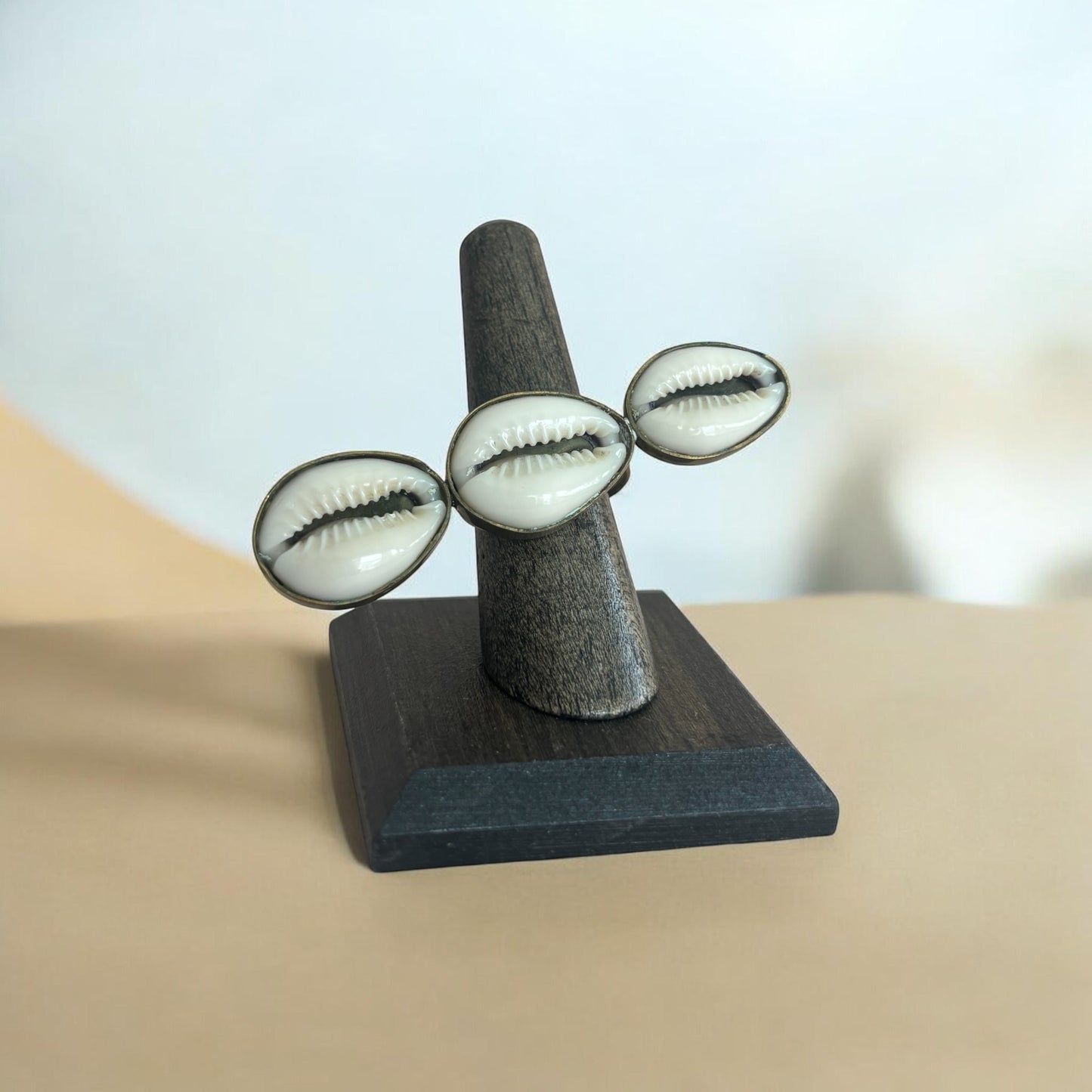 Shell Kiss Ring- Horizontal
