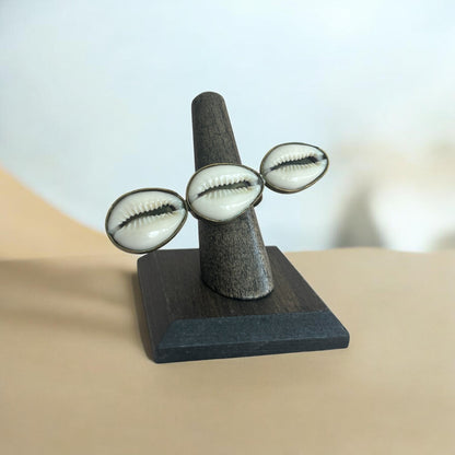 Shell Kiss Ring- Horizontal