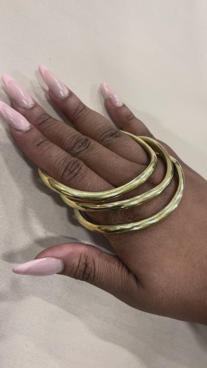 Smooth Wavy Round Brass Bracelet